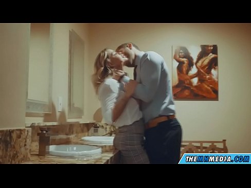 ❤️ Kiam belplena blondulo delogas vin en publika necesejo Porno ĉe eo.risegame.top ☑